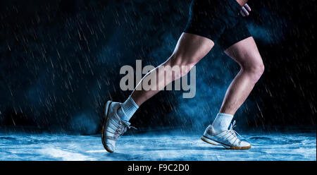 Detail der Runne Füße laufen in nebligen dunkel Stockfoto