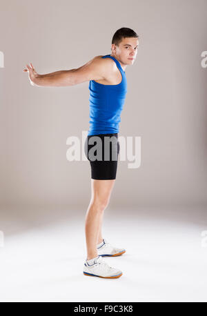 Schönen jungen Mann mit perfekten Körper in Sportkleidung. Stockfoto