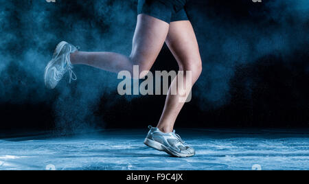 Detail der Runne Füße laufen in nebligen dunkel Stockfoto