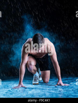 Detail der Runne Füße laufen in nebligen dunkel Stockfoto