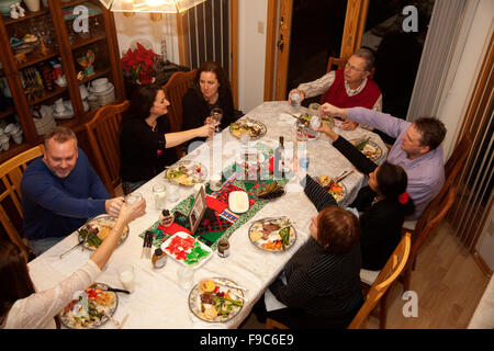 Familie Toasten rund um den Esstisch. Mahtomedi Minnesota MN USA Stockfoto