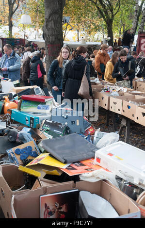 Sonntag Flohmarkt am Mauerpark (Flohmarkt am Mauerpark) am Prenzlauer Berg, Berlin Stockfoto