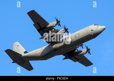 Eine italienische Luftwaffe C-130J-30 vor allem beim Start vom Flughafen Verona, Italien. Stockfoto