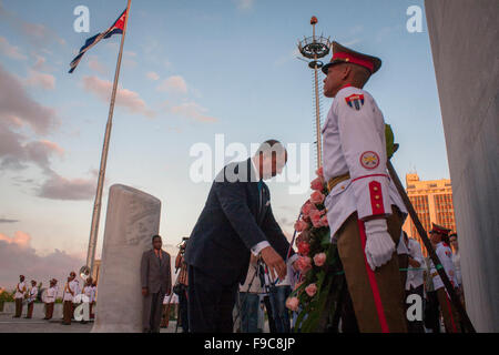 Havanna, Kuba. 15. Dezember 2015. Costa Rican President Luis Guillermo Solis (C) legt einen Kranz am Denkmal für Jose Marti in Havanna, Kuba, 15. Dezember 2015. © Str/Xinhua/Alamy Live-Nachrichten Stockfoto