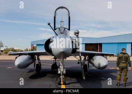 Ein Kampfjet der französischen Luftwaffe Mirage 2000 und Pilot während der NATO Übung Trident Scheideweg, Albacete, Spanien. Stockfoto