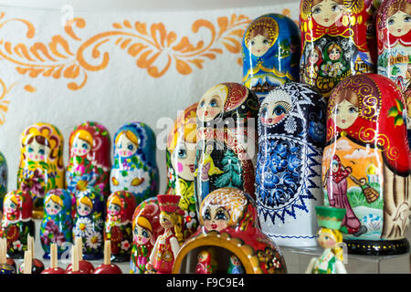 Nahaufnahme Bild viele russische Matrjoschkas nisten. Der berühmte russische Souvenir verwendet helle lebendige handbemalt Lacke auf Stockfoto