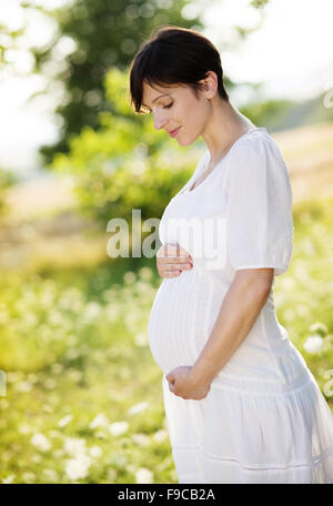 Outdoor-natürliche Portrait schöne schwangere Frau Stockfoto