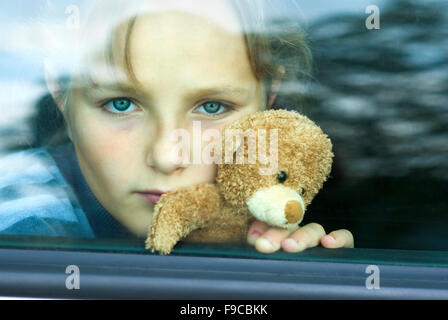 Kleines Mädchen im Auto wird ihre Freunde vermissen. Stockfoto