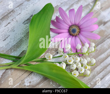 Blumenstrauß mit Lilien des Tales auf Holztisch Stockfoto