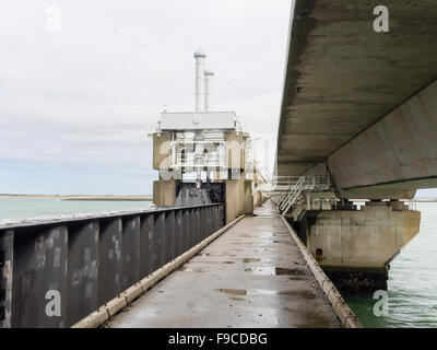 Oosterschelde Storm Surge Barrier Damm (Oosterscheldekering), Sperrfeuer und Viadukt zwischen der Nordsee und der niederländischen Tiefebene. Stockfoto