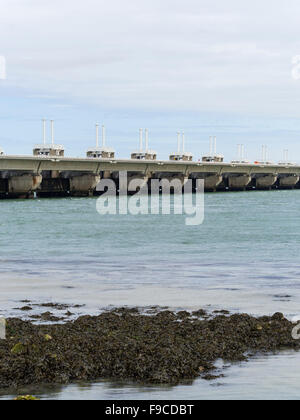 Oosterschelde Storm Surge Barrier Damm (Oosterscheldekering), Sperrfeuer und Viadukt zwischen der Nordsee und der niederländischen Tiefebene. Stockfoto