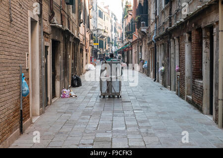 Müllmann in den Straßen von Venedig Stockfoto