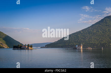 Unserer lieben Frau und St. George alte Klöster auf den Inseln in der Bucht von Kotor Stockfoto