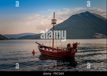 Vintage-Stil kleinen Piratenschiff vor Anker Stockfoto