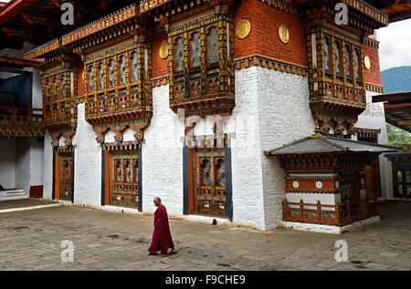 Buddhistischer Mönch schreiten durch den Hof des Klosters und Festung Punakha Dzong, Punakah, Bhutan Stockfoto