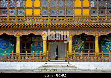 Mann am Eingang der Krönung-Tempel in das Kloster und die Festung Punakha Dzong, Punakah, Bhutan Stockfoto