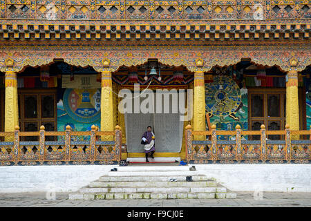 Mann am Eingang der Krönung-Tempel in das Kloster und die Festung Punakha Dzong, Punakah, Bhutan Stockfoto