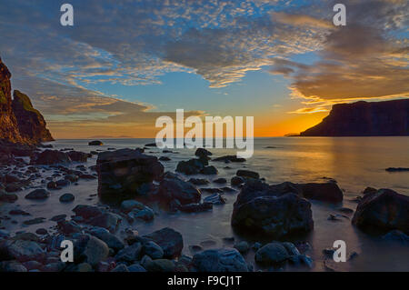 Die Talisker-Bucht auf der Isle Of Skye nach Sonnenuntergang Stockfoto