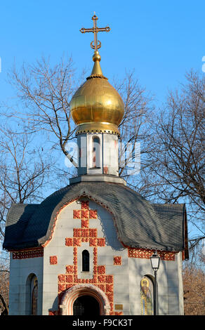 Goldene Kuppeln und kreuzt der russisch-orthodoxen Kirche Stockfoto