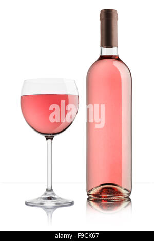 Glas Rosé mit volle Flasche auf weißem Hintergrund Stockfoto