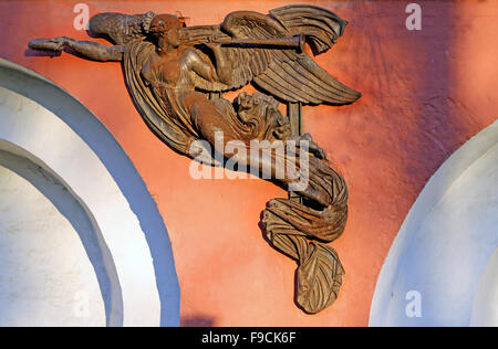 Skulptur eines Engels an der Wand des Donskoi-Klosters in Moskau Stockfoto