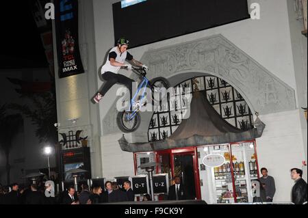 Los Angeles, CA, USA. 15. Dezember 2015. Atmosphäre im Ankunftsbereich für POINT BREAK Premiere, TCL Chinese 6 Sälen (ehemals Grauman), Los Angeles, CA 15. Dezember 2015. Bildnachweis: Elizabeth Goodenough/Everett Collection/Alamy Live-Nachrichten Stockfoto
