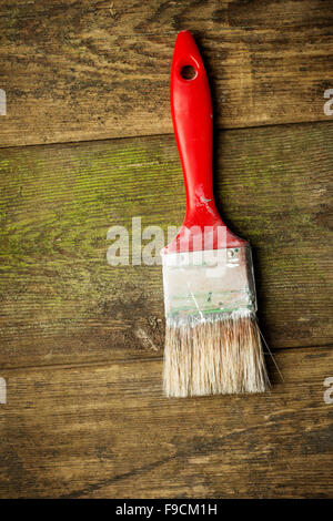 Pinsel auf alten hölzernen Hintergrund Stockfoto