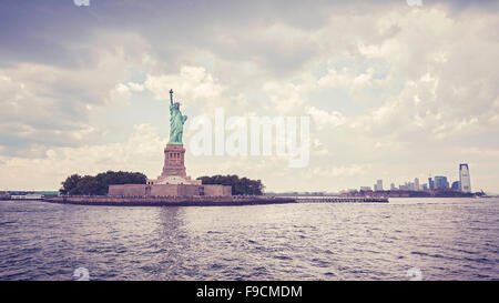 Vintage-Stil-Statue of Liberty im bewölkten Tag, New York, USA. Stockfoto