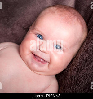 Drei Monate altes Baby hat viel Spaß gemacht. Stockfoto