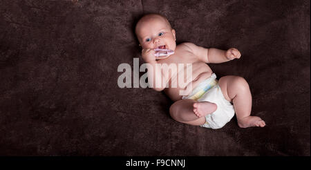 Drei Monate altes Baby hat viel Spaß gemacht. Stockfoto