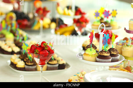 Leckere Süßigkeiten und Kuchen auf der Hochzeitstafel Stockfoto