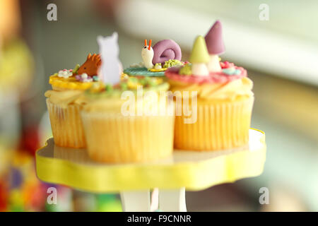 Leckere Muffins auf Hochzeitstisch Stockfoto