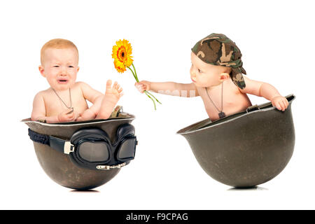 Niedliche Babymädchen in einer alten militärischen Helm dupliziert Stockfoto