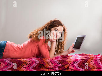 Schönes Mädchen mit Tablet ist isoliert auf weißem Hintergrund Stockfoto