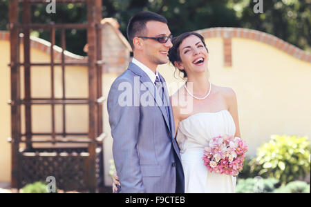 Lachen eine schöne junge Braut an ihrem Hochzeitstag Stockfoto