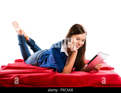 Schönes Mädchen mit Tablet ist in ihrem Zimmer isoliert. Stockfoto