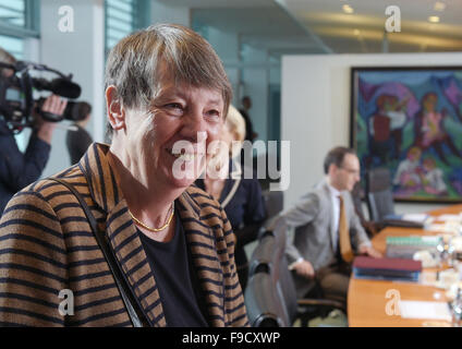 Berlin, Deutschland. 16. Dezember 2015. Environmental Bundesminister Barbara Hendricks besucht der letzten eidgenössischen Kabinettssitzung des Jahres im Bundeskanzleramt in Berlin, Deutschland, 16. Dezember 2015. Foto: RAINER JENSEN/Dpa/Alamy Live-Nachrichten Stockfoto