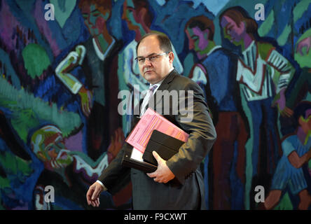 Berlin, Deutschland. 16. Dezember 2015. Deutscher Minister für Landwirtschaft Christian Schmidt kommt nach der letzten eidgenössischen Kabinettssitzung des Jahres im Bundeskanzleramt in Berlin, Deutschland, 16. Dezember 2015. Foto: RAINER JENSEN/Dpa/Alamy Live-Nachrichten Stockfoto