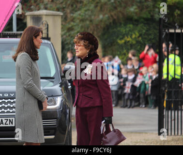 Herzogin von Cambridge mit Lord Leutnant Sarah Rose Troughton Stockfoto