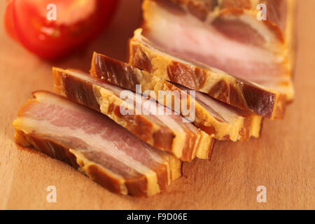 Köstliche Schweinebauch Fleisch mit Tomaten Stockfoto