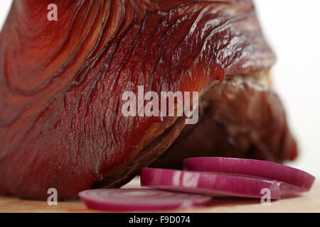 Leckere Schweinerippchen mit in Scheiben geschnittene rote Zwiebel auf Holzplatte Stockfoto