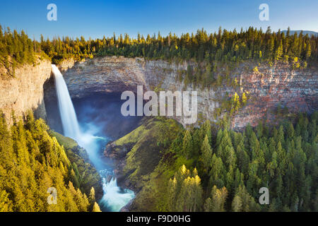 Die Helmcken Falls im Wells Gray Provincial Park, Britisch-Kolumbien, Kanada. Fotografiert an einem hellen, sonnigen Tag. Stockfoto