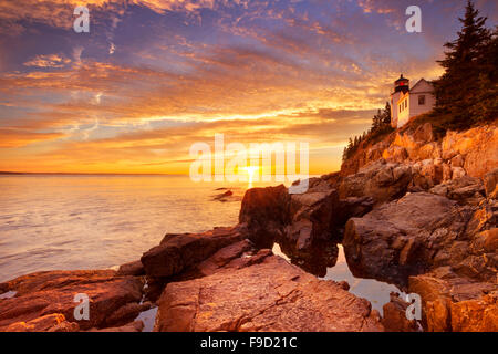 Der Bass Harbor Head Leuchtturm im Acadia National Park, Maine, USA. Während einer spektakulären Sonnenuntergang fotografiert. Stockfoto