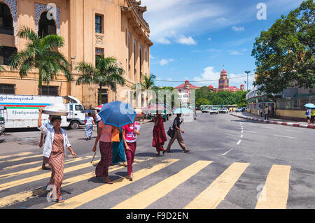 Straßenkreuzung in zentralen Yangon myanmar Stockfoto