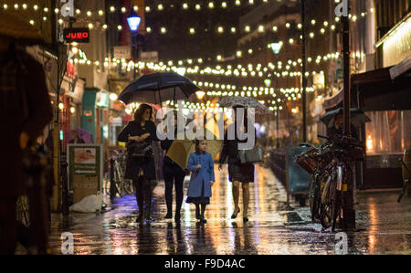 Weihnachtsbeleuchtung aufgereiht auf Straßenseite Exmouth Markt Stockfoto