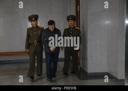 Pjöngjang, Demokratische Volksrepublik Korea (DVRK). 16. Dezember 2015. 60-j hrige Hyeon so Lim (C) an das Gericht in Pjöngjang, der Hauptstadt der Demokratischen Volksrepublik Korea (DVRK), 16. Dezember 2015 begleitet wird. Die Südkorea geborenen kanadischen Pastor wurde zu lebenslange Arbeit für Subversion, verurteilt der oberste Gerichtshof der DVRK teilte am Mittwoch. Bildnachweis: Lu Rui/Xinhua/Alamy Live-Nachrichten Stockfoto