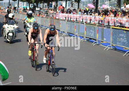 Team GB Frauen Elite Triathleten Lucy Hall und Jess Learmonth in Aktion bei den 2015 ETU European Championships. Stockfoto