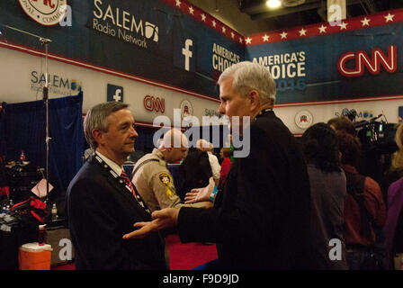 Las Vegas, Nevada, USA. 16. Dezember 2015. Zehn republikanische Kandidaten hat die Bühne heute Abend im Veneital Hotel in Las Vegas, NV. Diese Gruppe Aussprache von CNN ausgestrahlt. Sie lüftete ihren Ansichten über die Politik der Vereinigten Staaten bei der Bekämpfung des Terrorismus und ihre Sicht auf syrische Nationen in die Vereinigten Staaten einwandern zu lassen. Die Presse versammelten im Spin Room im Venetian Hotel wo sie Vyed für die Aufmerksamkeit der Kandidaten. Im Bild: Bild: ehemalige NBC Nightly News anchor Tom Brokaw in animaed Diskussion im Medienraum. Bildnachweis: Karen I. Hirsch/ZUMA Draht/Alamy Live-Nachrichten Stockfoto