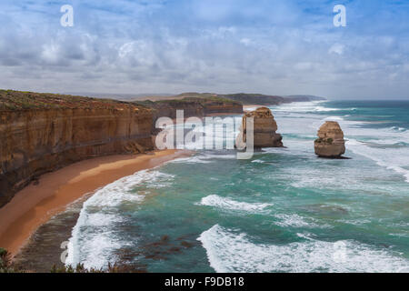 Zwei der berühmten zwölf Apostel Felsen auf der Great Ocean Road, Australien, Mittag und Flut. Stockfoto