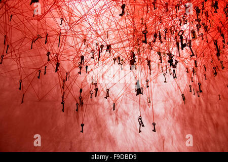 Chiharu Shiota "der Schlüssel in der Hand" im japanischen Pavillon am 2015 56th kuratiert Biennale in Venedig von Okwui Enwezor.La Biennale di Venezia Stockfoto